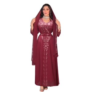 Detail silberner geometrischer Muster auf einem weinroten orientalischen Kaftan-Abendkleid