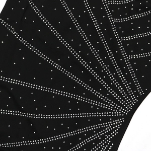 Dettaglio degli strass argentati a ventaglio geometrico sul tessuto nero dell'abito