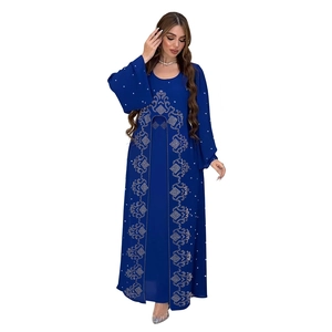 Détail de la robe abaya bleu marine avec des motifs de strass dorés et des broderies chic