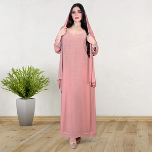 Détails des strass argentés brillants sur une robe de soirée en mousseline mauve avec hijab