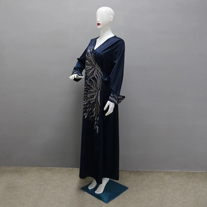 Dettaglio dei ricami in paillettes su questo abito abaya in raso blu scuro