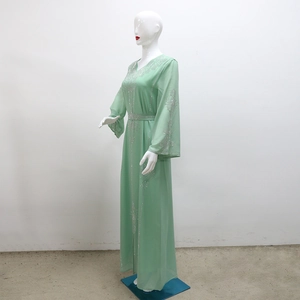 Détail de l'abaya en mousseline vert menthe avec broderie florale en paillettes argentées