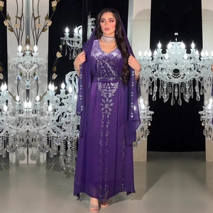 Elegantes tiefviolettes Abendkleid mit silbernen geometrischen Perlenmustern und Pailletten
