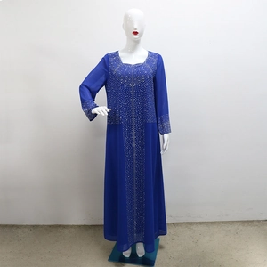 Détail de la robe abaya en mousseline bleue avec des strass argentés sur l'encolure