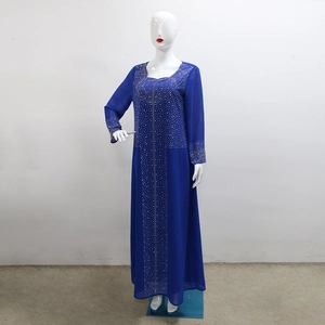Détail des strass argentés scintillants sur la robe de soirée en mousseline bleu roi