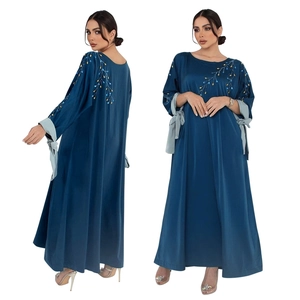 Détails de broderie et perles sur caftan en satin bleu marine, vues de face et dos