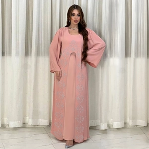 Détails des broderies argentées élégantes et des strass sur la robe en mousseline rose