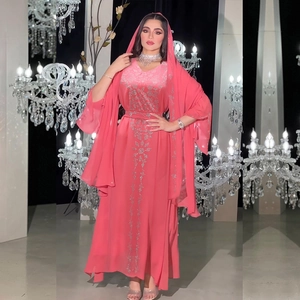 Detailaufnahme des rosa Abend-Kaftans mit silbernen Pailletten und passendem Hidschab-Set
