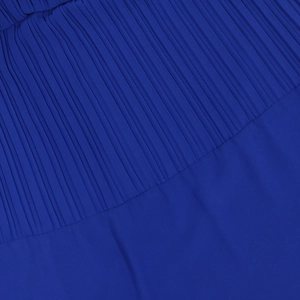 Détail de la robe caftan bleu roi avec texture plissée fine et tissu en mousseline