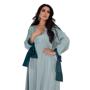 Robe Abaya gris-bleu élégante avec nœuds en satin vert foncé et broderie de perles