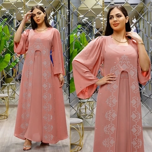 Élégante robe longue deux pièces en mousseline rose poudré avec broderie blanche raffinée