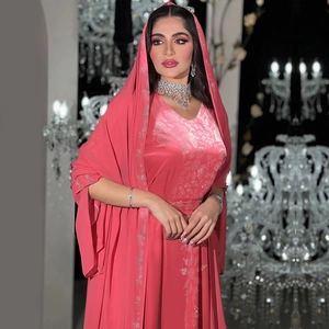 Detail eines korallenroten Abend-Abaya mit funkelnden silbernen Strass-Blumenmustern