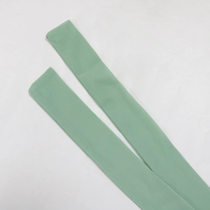 Détail d'une écharpe en mousseline vert clair avec texture grainée pour robe d'été