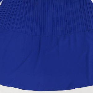 Détail de la couture en organza plissé sur une robe de soirée bleu de France