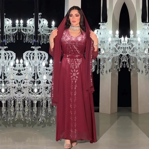 Elegantes tiefrotes Abendkleid mit silberner Stickerei und passendem Kopftuch