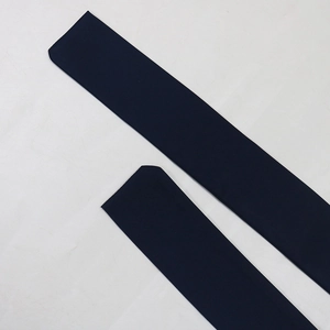 Dettaglio della cintura dell'abito da sera in raso blu navy con cuciture di precisione