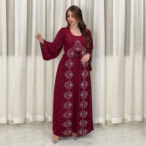 Robe longue élégante en mousseline bordeaux avec strass argentés et manches évasées