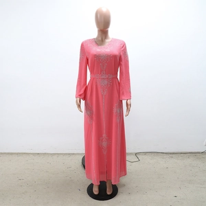 Détail de la robe en mousseline rose avec strass argentés sur les manches et le buste