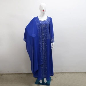 Détail de la robe en mousseline bleu roi avec strass scintillants et cape latérale chic
