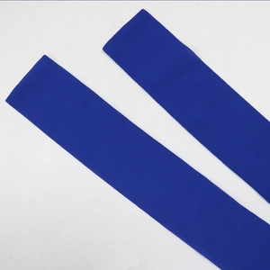 Gros plan sur un tissu en maille côtelée bleu foncé élastique avec texture fine