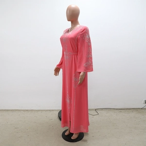 Détail d'une robe caftan en mousseline corail avec broderie de paillettes argentées et ceinture