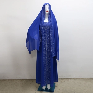 Détail de l'abaya en mousseline bleu roi avec strass scintillants et hijab assorti