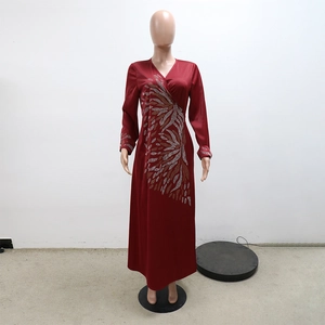 Dettaglio dell'abito da sera in raso bordeaux con intricati motivi di foglie in strass