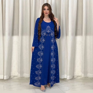 Détail de la robe Abaya bleu marine avec des motifs géométriques en strass argentés