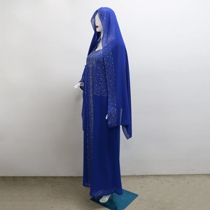 Détail de l'abaya en mousseline bleu marine avec strass argentés étincelants sur le buste