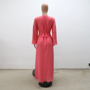 Vue détaillée du dos de la robe en mousseline rose avec broderies et ceinture