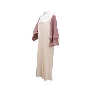 Dettaglio del ricamo in strass sullo scollo e maniche a campana a strati sull'abaya