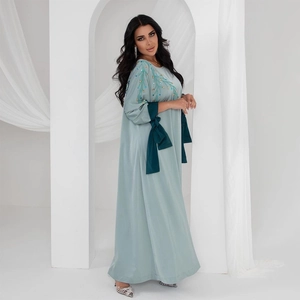 Abaya élégante en satin bleu menthe avec perles aux épaules et poignets à nœuds
