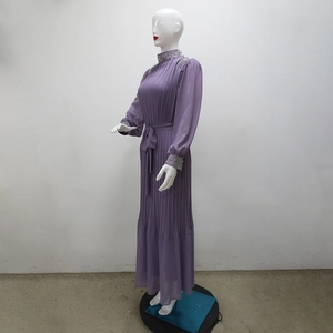 Détail de la robe plissée lilas avec des ornements en strass complexes sur les épaules