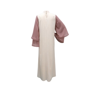 Dettaglio dell'abito abaya in raso color-block con maniche a campana e decori in strass