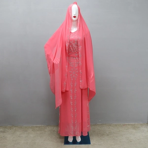 Detail der korallenrosa Abaya mit silbernen Strass-Geometriemustern und Chiffon-Stoff