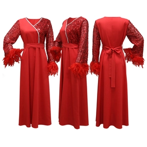 Abito rosso con paillettes con polsini in piume e profondo scollo a V in vari angoli