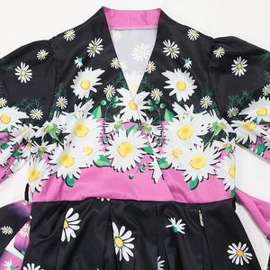 Detail of V-neck dress with daisy floral print and pink waist contrast design