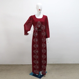 Détail d'une robe en mousseline bordeaux avec des motifs ethniques en strass argentés