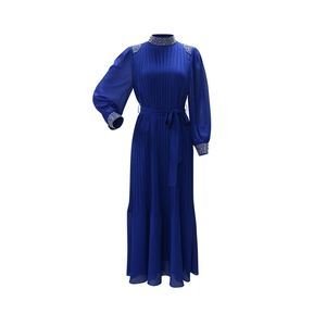 Détail de la robe plissée bleu marine avec décorations en diamants au col et aux manches