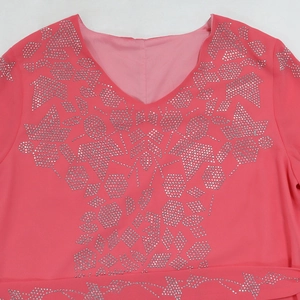 Detail eines eleganten V-Ausschnitts mit silbernen Strass-Blattmustern auf rosarotem Kleid