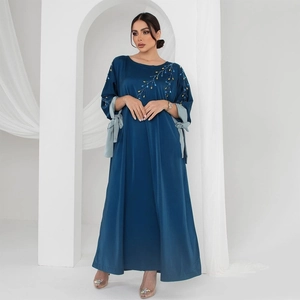 Abaya élégante en satin bleu foncé avec broderie florale et nœuds aux poignets