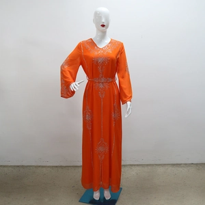 Vue détaillée des strass argentés étincelants sur un luxueux caftan en mousseline orange