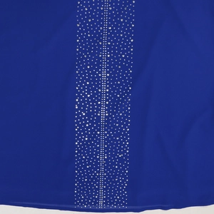 Détail macro du dégradé vertical de strass sur le tissu de robe de soirée en mousseline