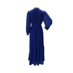 Vue arrière détaillée de la robe plissée bleu marine avec broderies de perles et paillettes