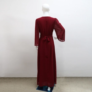 Vue arrière d'une robe longue en mousseline bordeaux avec nœud et détails en strass