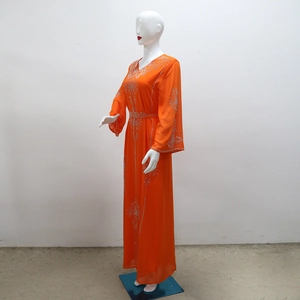 Broderie de strass argentés détaillés sur une robe de soirée longue en mousseline orange