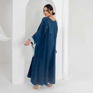 Abaya bleu marine élégante avec broderies de perles et poignets contrastés bleu clair