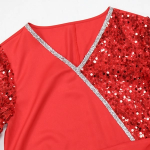 Dettaglio di paillettes rosse e scollo a V su questo elegante abito lungo con piume