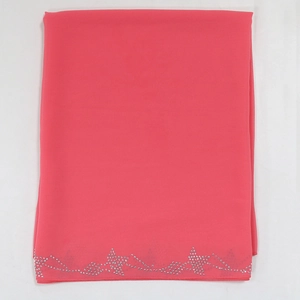 Detailaufnahme des wassermelonenroten Chiffon-Schals mit feinen silbernen Strassmustern