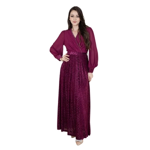 Detail eines dunkelvioletten Abendkleids mit Samt-Burnout-Muster und Ärmeln aus Chiffon